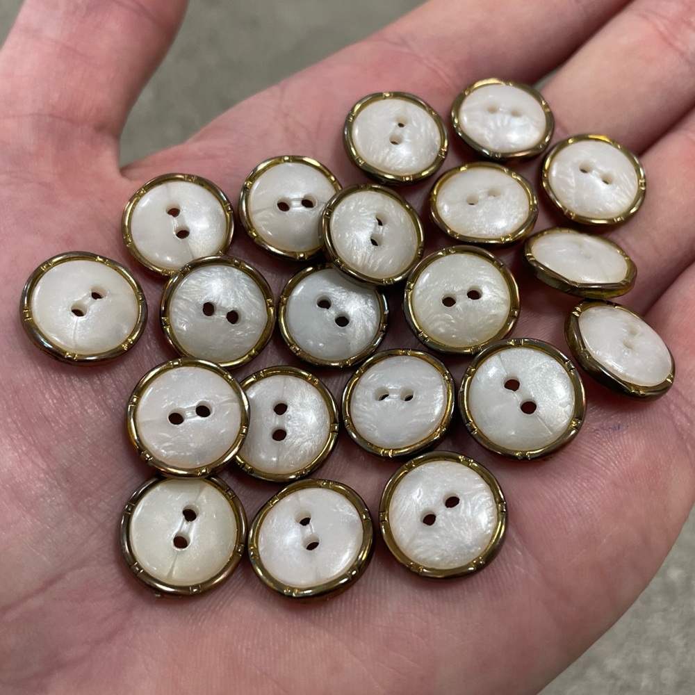 20 piece Vintage Pearl Gold Trim Sewing Buttons Lot - Picture 10 of 10